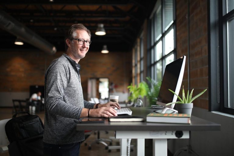 La-prime-de-cooptation-un-levier-strategique-pour-attirer-les-talents-dans-votre-entreprise-65f17e79505c3