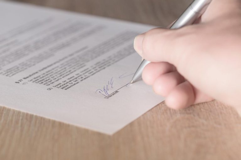 Quels-elements-doivent-figurer-dans-un-contrat-de-partenariat-commercial-pour-un-auto-entrepreneur-6643913f284fe