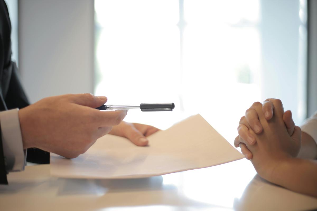 Quels-facteurs-influencent-le-salaire-des-commerciaux-68471d3b7a2b4